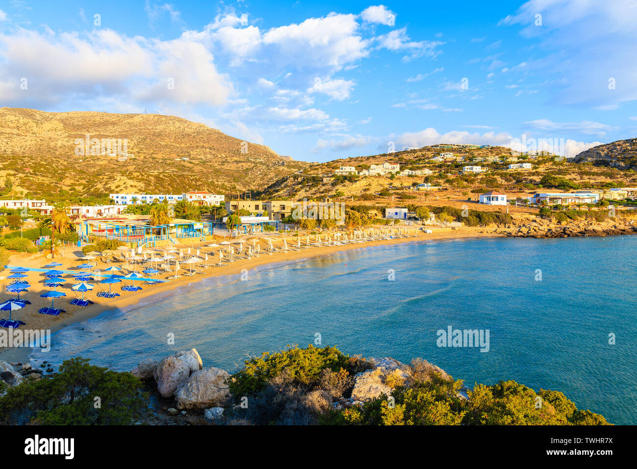 Herrliche Bucht mit Strand im Dorf Ammopi bei Sonnenuntergang, Karpathos, Griechenland Stockfoto