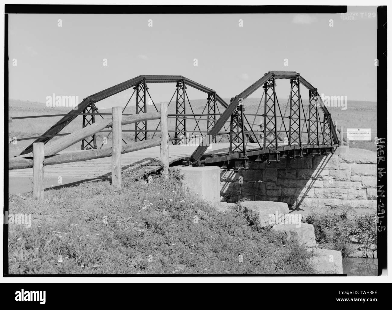 Scharfe SICHT DES SÜDLICHEN PORTAL. - Cooper's Tubular Bogenbrücke, Spanning alten Erie Canal nördlich von Linden Straße, Fayetteville, Onondaga County, NY Stockfoto