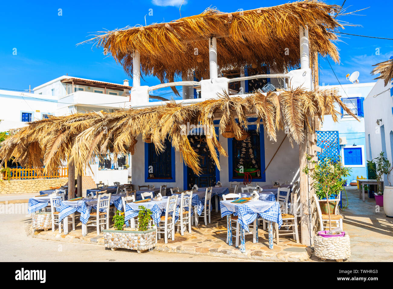 Tische und Stühle im traditionellen griechischen Taverne in Finiki Hafen auf der Insel Karpathos, Griechenland Stockfoto