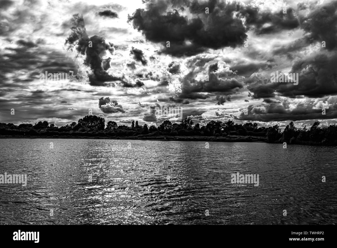 Gewitterwolken Rollen in über einem See in einem Naturschutzgebiet in Oxfordshire, UK. Stockfoto