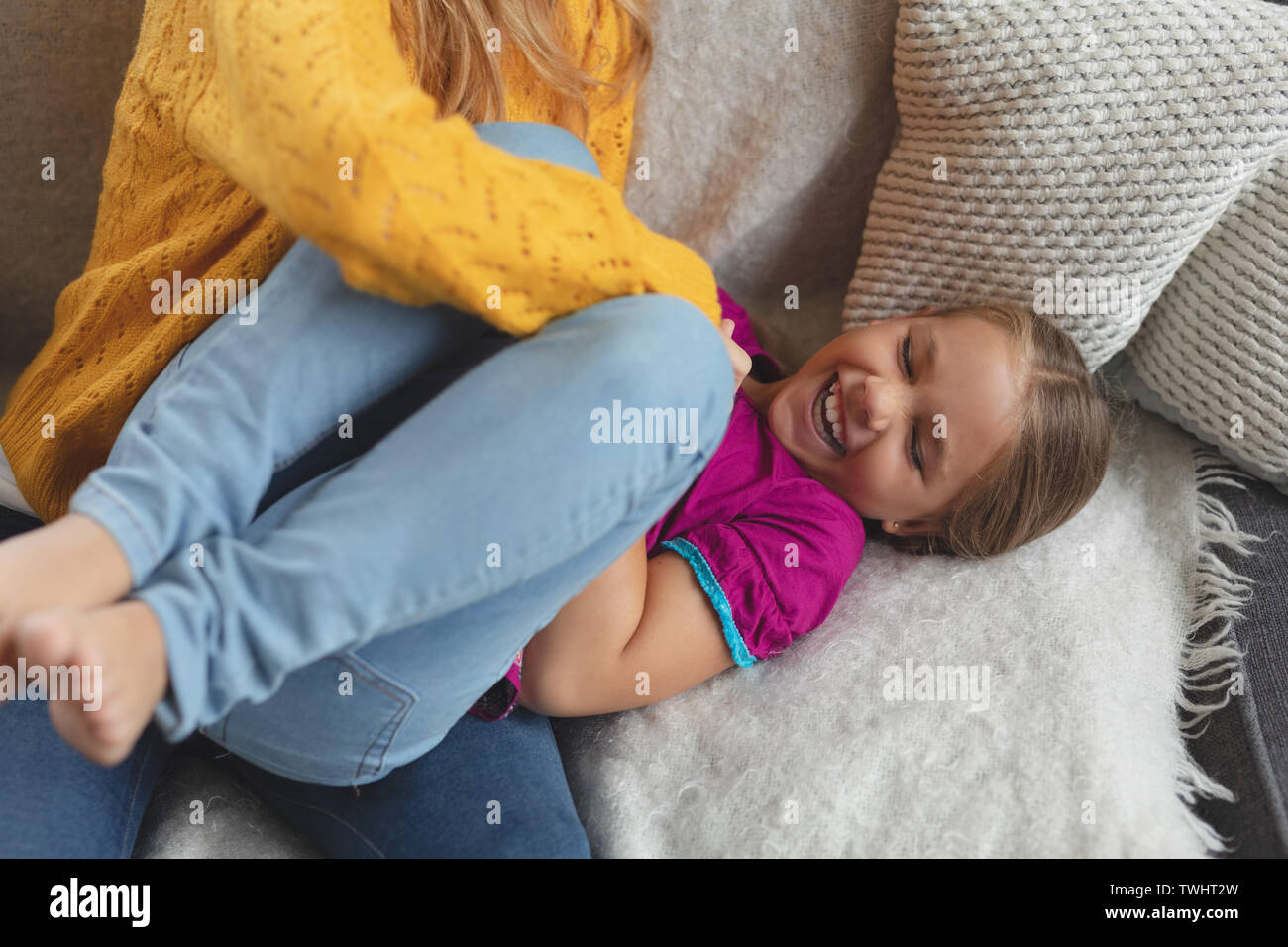 Mutter und Tochter Spaß auf dem Sofa Stockfoto