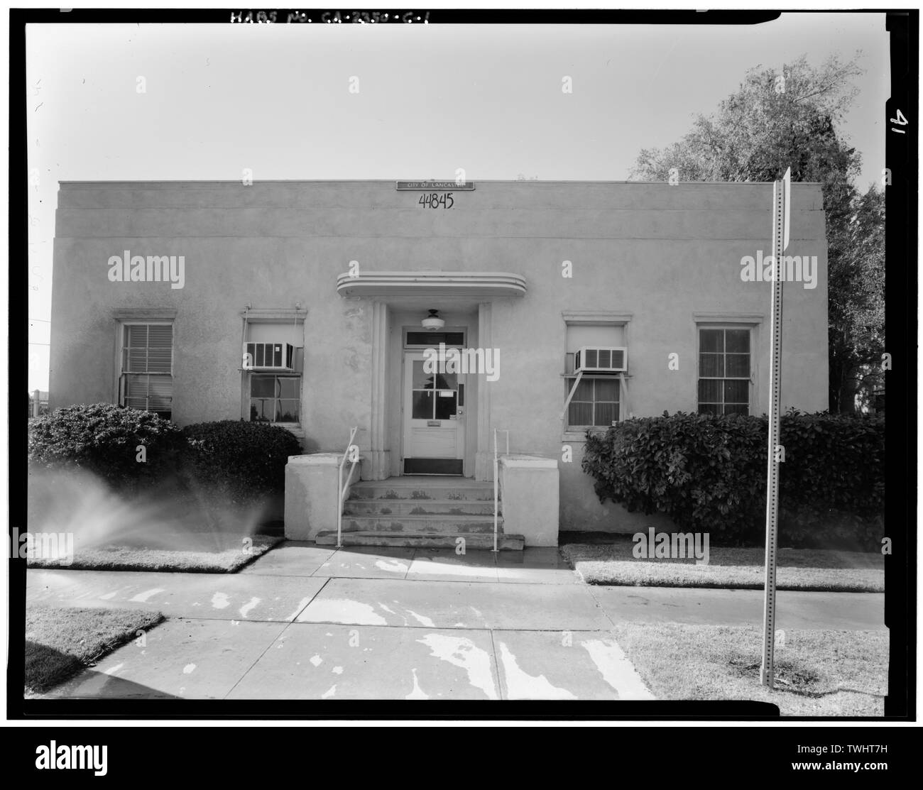 SHERIFF'S UMSPANNWERK OST FRONT, von Cedar Avenue, KAMERA NACH WESTEN. - Lancaster County Center, Sheriff's Umspannwerk, 4845 Cedar Avenue, Lancaster, Los Angeles County, CA Stockfoto