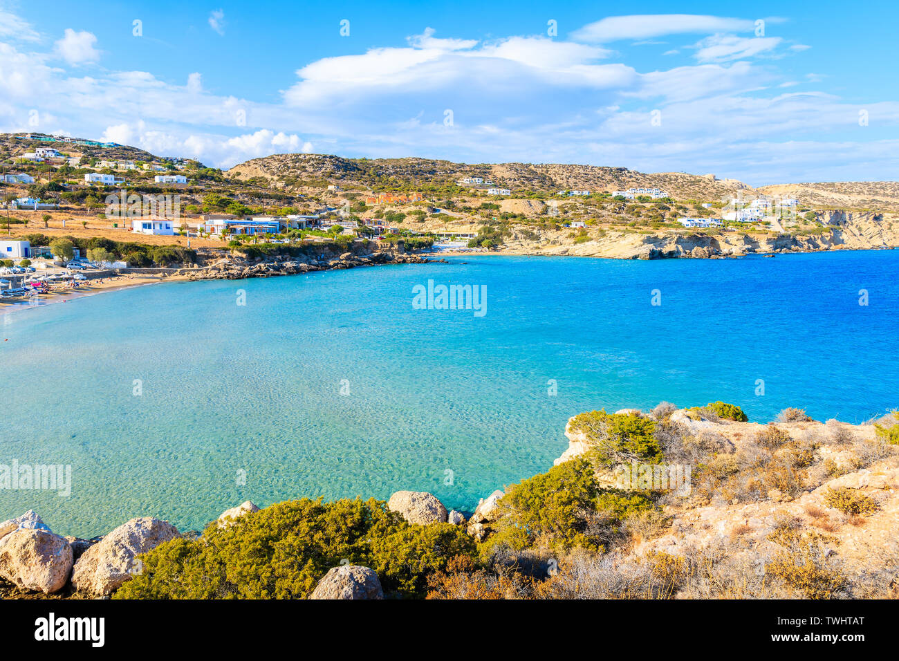 Herrliche Bucht mit Strand in Ammopi Dorf am Meer Küste der Insel Karpathos, Griechenland Stockfoto