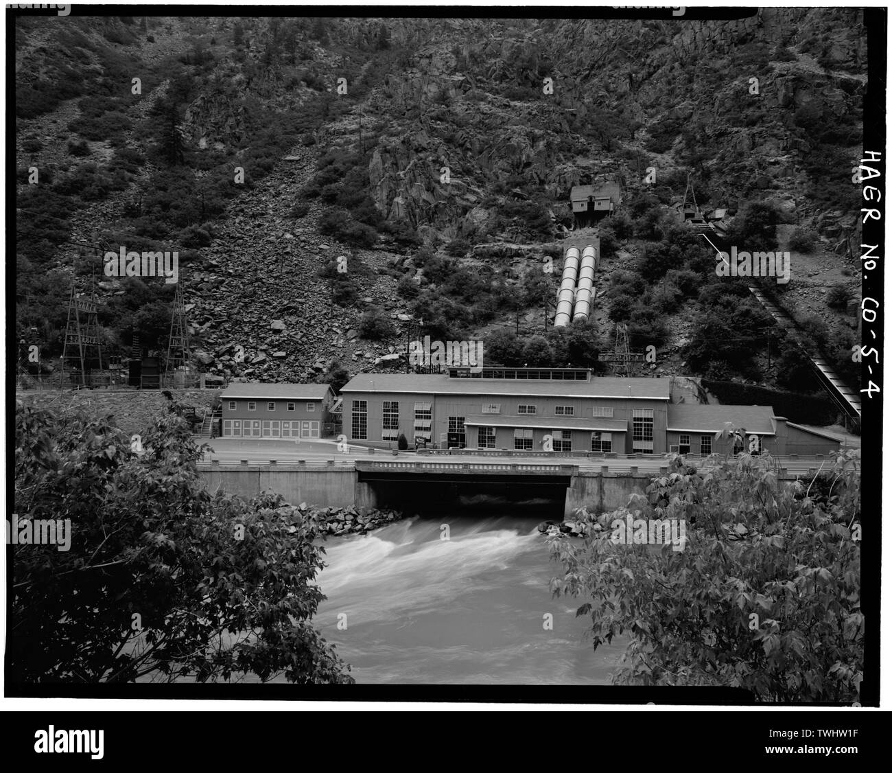 SHOSHONE WASSERKRAFTWERK, SOUTH ELEVATION; TWIN PENSTOCKS und FOREBAY OBERHALB DER ANLAGE; HEBEZEUG HAUS UND NORDEN SEILBAHN Turm über die HOCHWASSERENTLASTUNG NACH RECHTS; Schwanz Rennen unter US-Highway 6 Brücke. - Shoshone Wasserkraftwerk Komplex, 60111 U.S. Highway 6, Glenwood Springs, Garfield County, CO Stockfoto