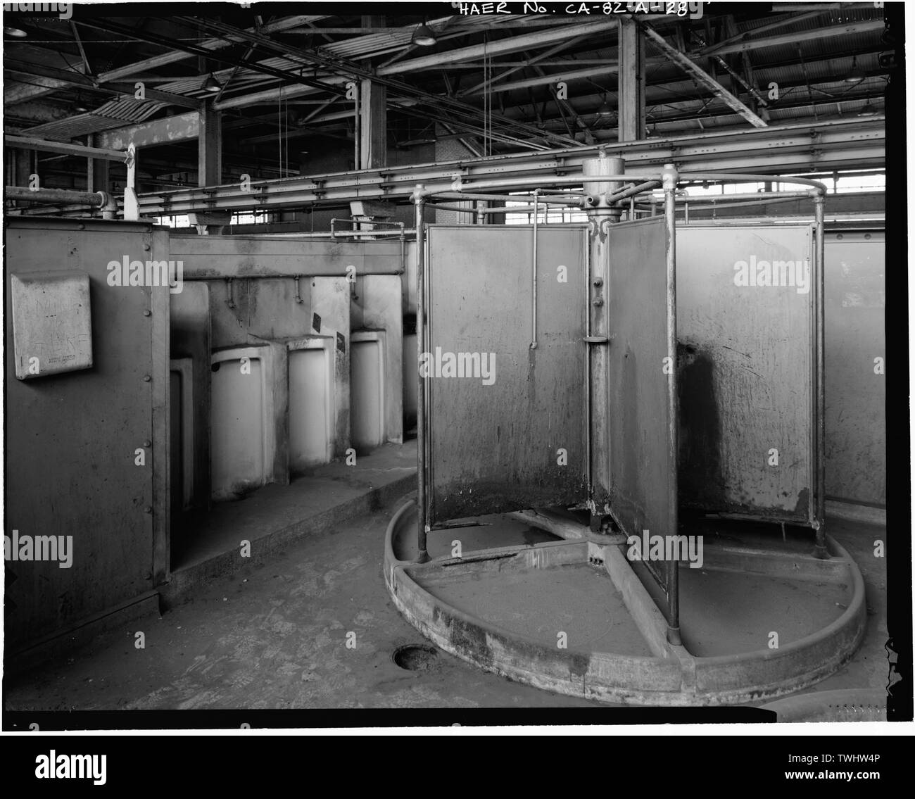 Dusche und Urinale, OVERHEAD WC STRUKTUR ÜBER DACH STORAGE AREA. Blick auf süd-südwestlich. - Ford Motor Company Long Beach Montagewerk, Assembly Building, 700 Henry Ford Avenue, Long Beach, Los Angeles County, CA Stockfoto