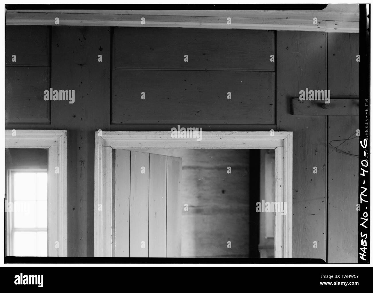 Zeigt die BEHANDLUNG DER EINZIGEN DICKEN BOARD WÄNDE ÜBER TÜREN - Issac Hammer House, Johnson City, Washington County, TN Stockfoto
