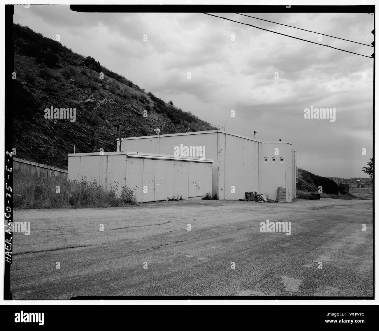 Seite UND DER VORDERSEITE DER STEUERUNG GEBÄUDE, VERBINDUNGSTUNNEL SICHTBAR ZU WEIT NACH LINKS, Blick nach Nordosten - Glenn L. Martin Company, Titan Missile Test Einrichtungen, Gebäude A, Waterton Canyon Road und Kolorado Landstraße 121, Lakewood, Jefferson County, CO Stockfoto