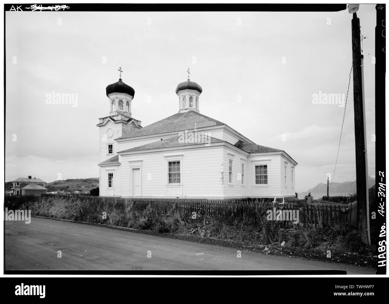 Seitliche und hintere Ecke, Blickrichtung Nordost - Heiliger Himmelfahrt Russisch-orthodoxe Kirche, Unalaska Island, Unalaska, Aleuten, AK Stockfoto