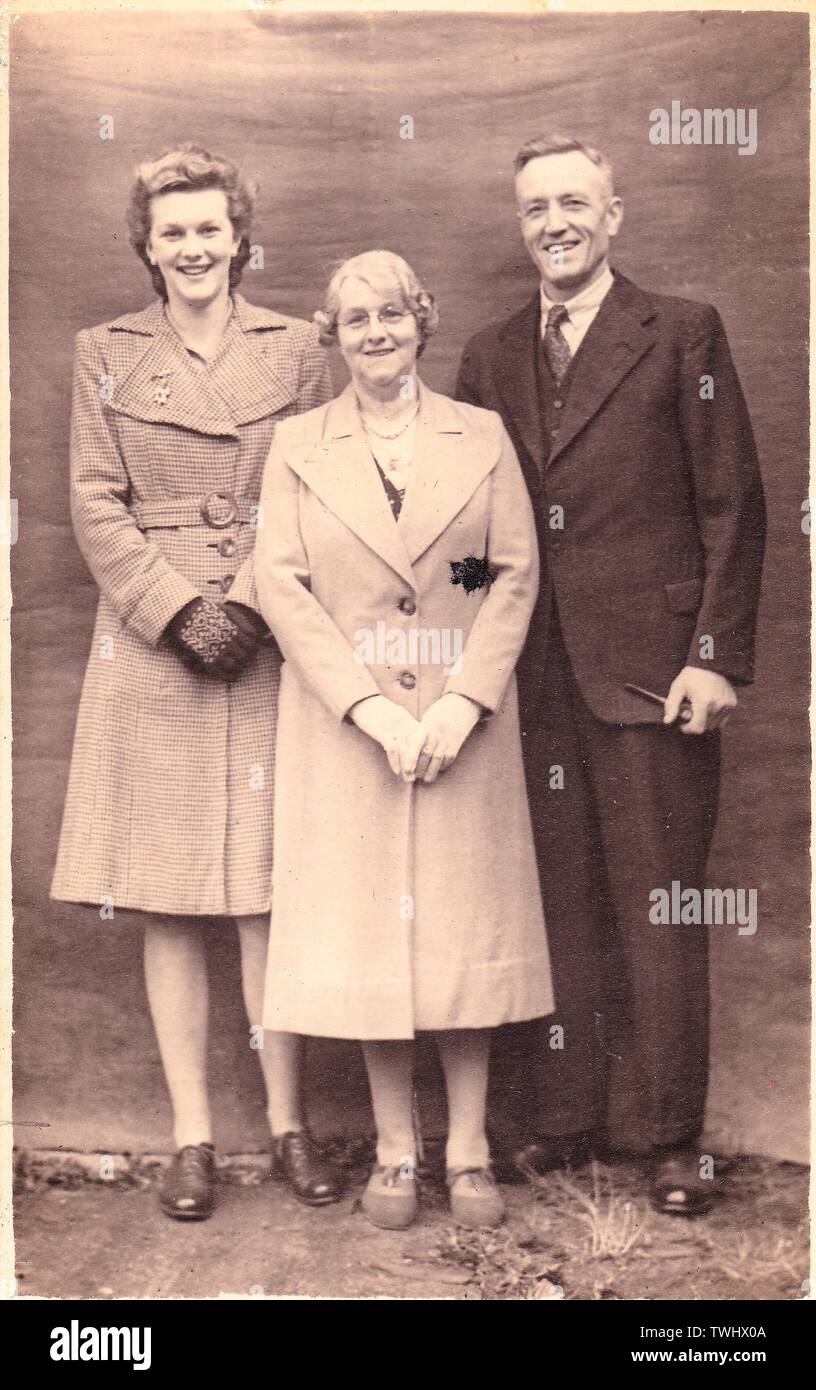 Vintage schwarz-weiß Foto von Mann und zwei Frauen der 40er Jahre 50er Jahre Mode Stockfoto