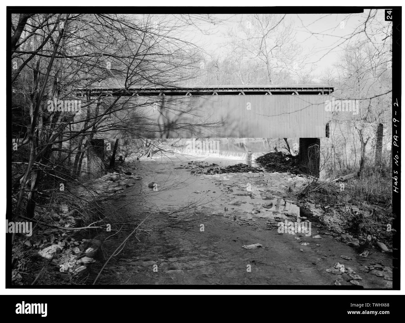 Seitenansicht zeigt CREEK Brücke, Thomas Mill Road (Spanning Wissahickon creek), Philadelphia, Philadelphia County, PA Stockfoto