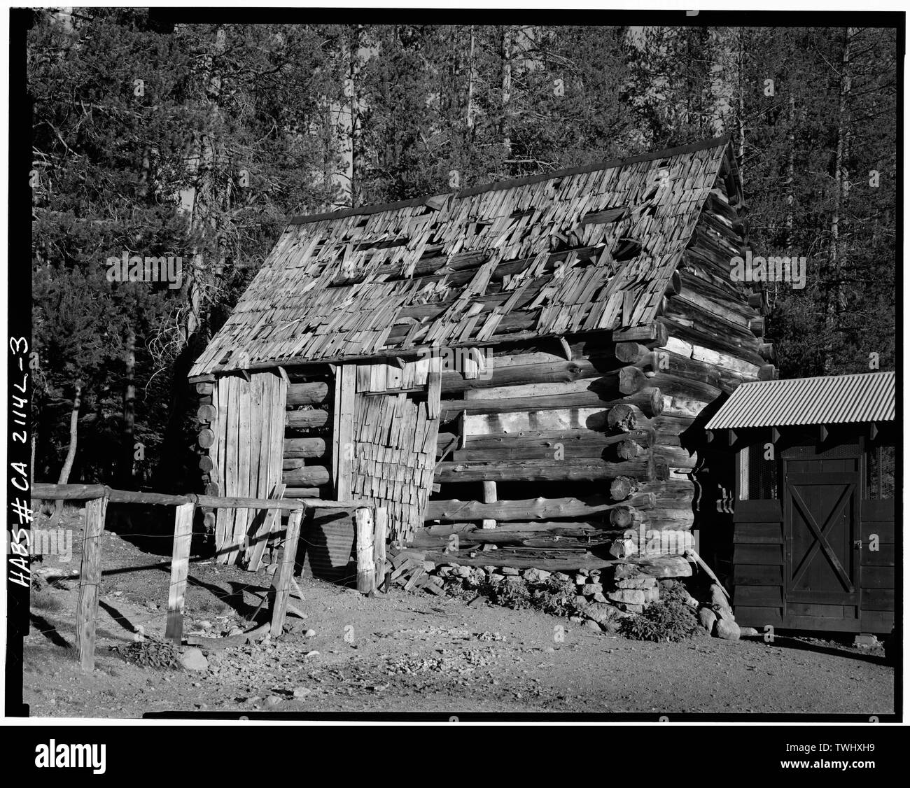 Seitenansicht und Zaun - Lassen Volcanic National Park, Warner Tal Scheune, Mineral, Tehama County, CA Stockfoto