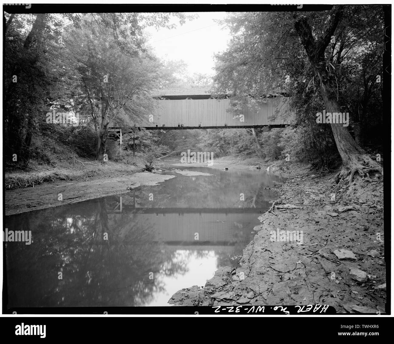 Seitenansicht der Brücke (Richtung der Ansicht unbekannt) - Milton Covered Bridge, County Route 25, U.S. Route 60 Nähe, Milton, Cabell Grafschaft, WV; West Virginia Abteilung der Landstraßen; Baker, R H; Yearby, Jean P, Sender Stockfoto