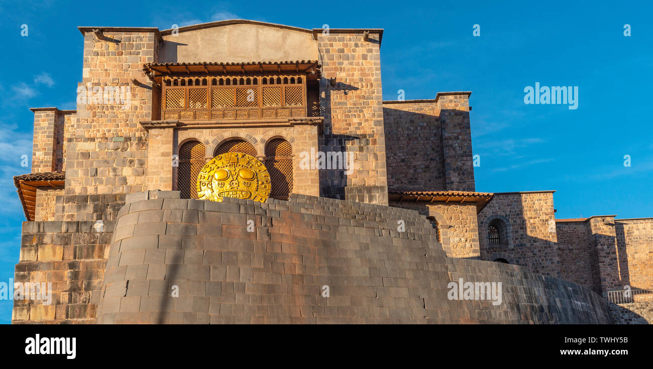 Panorama Foto der Inca sun Tempel oder Sonnentempel Coricancha in Cusco City während der Inti Raymi, daher der Sonnenscheibe. Berühmten Inka wand Mauerwerk, Cusco, Peru. Stockfoto