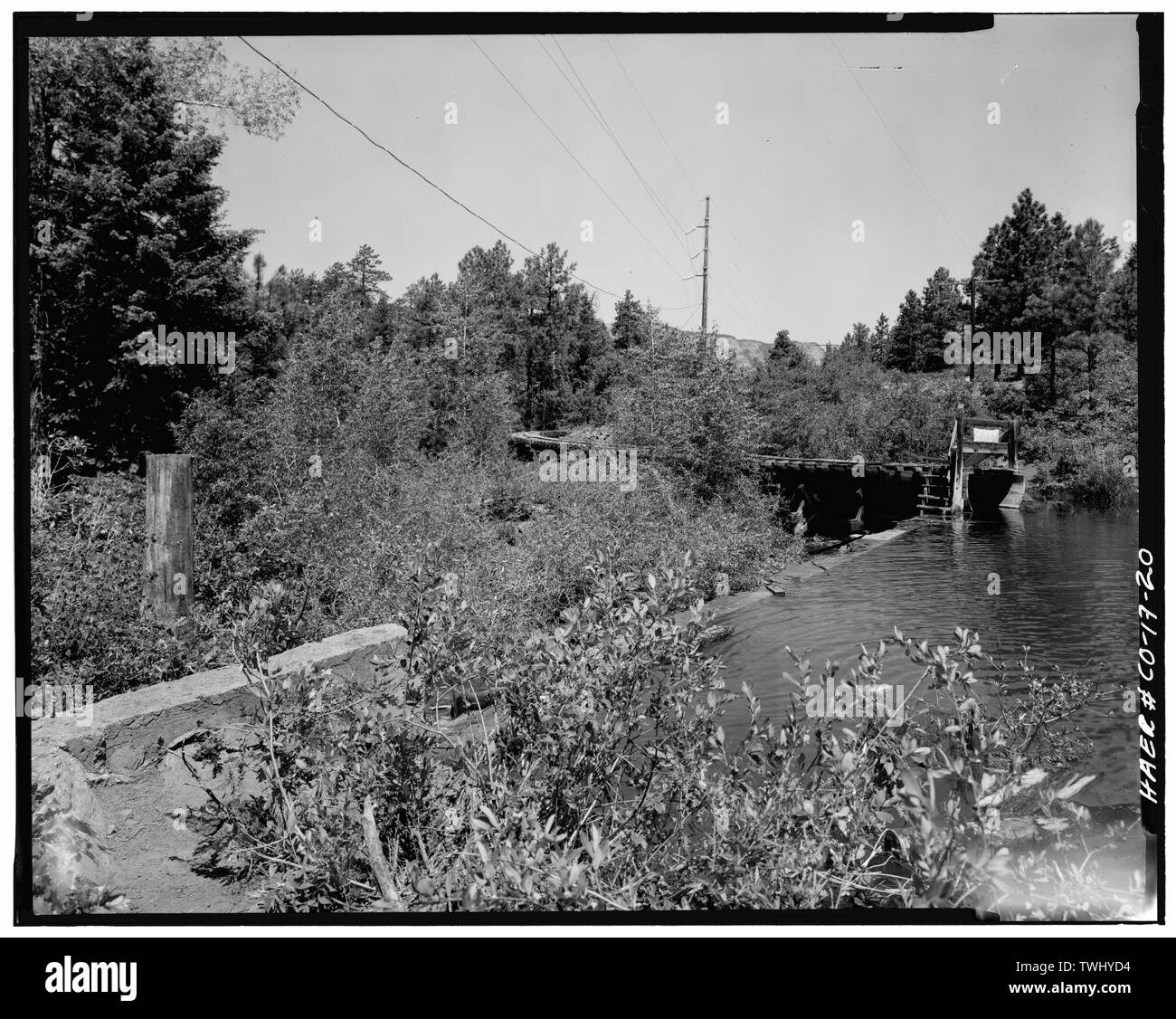 Seitenansicht; FLUME ENTLEEREN IN FOREBAY SEE 80er-Power Flume Nr. 1, Tacoma, La Plata County, CO Stockfoto