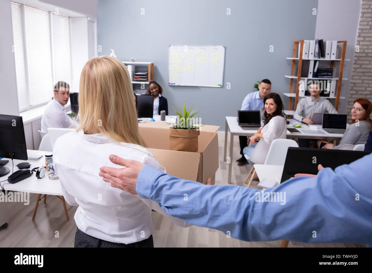 Lächelnden jungen Manager begrüßt neue Mitarbeiterin Einführung Ihr alten Kollegen am Arbeitsplatz Stockfoto