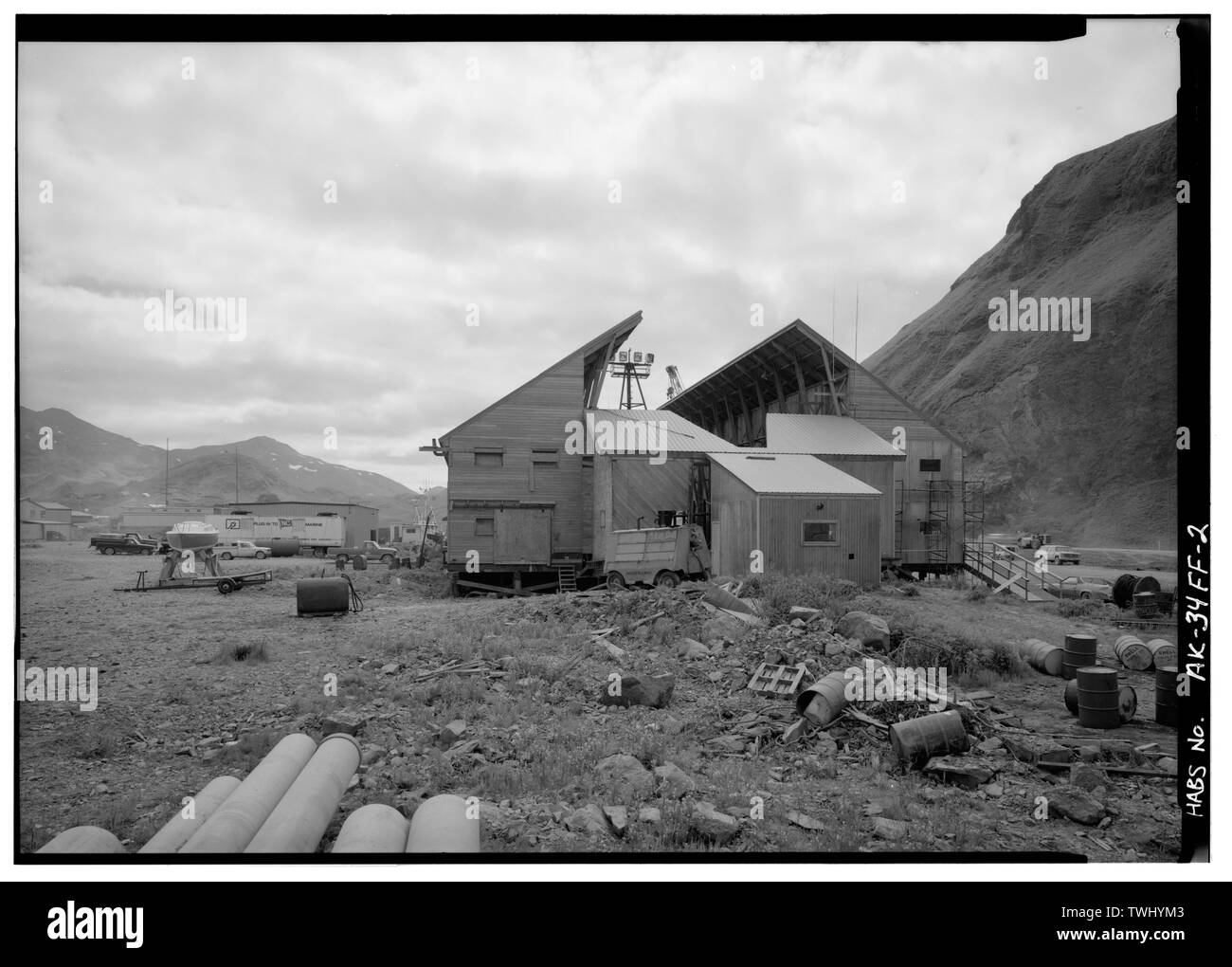 Seite, auf der Suche nach Südwesten - Naval Operating Base Dutch Harbor und Fort Mears, Iliuliuk Submarine Base Marine Eisenbahn Schiff reparieren vergossen, Unalaska, Aleuten, AK Stockfoto