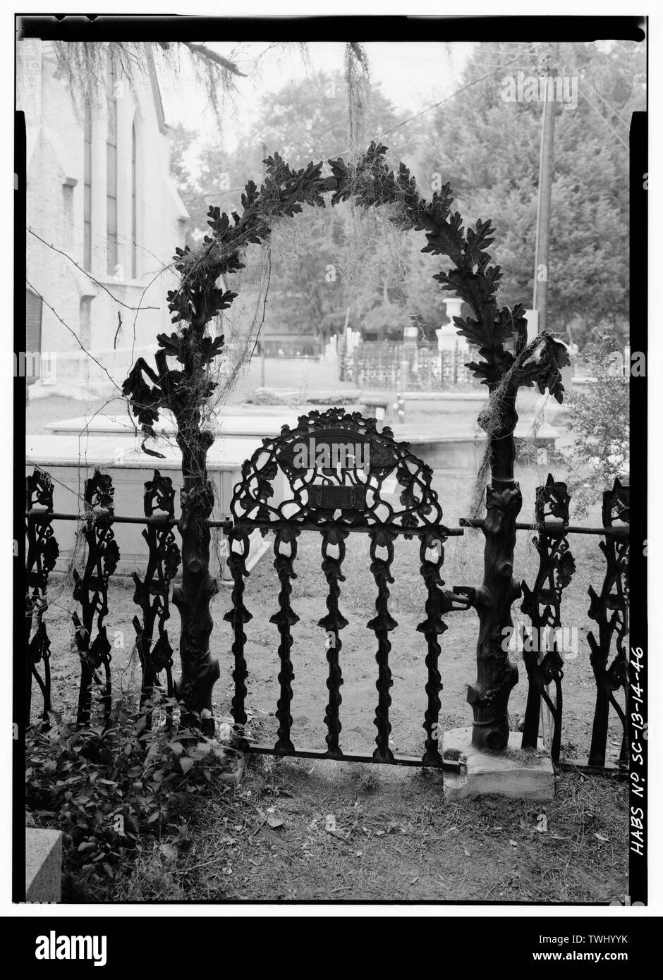 SILHOUETTE VON GUSSEISEN GATEWAY ZU UNTERHALTEN UND FRIERSON FRIEDHOF GRUNDSTÜCK, VON SÜDEN HABS SC, 43-STATBU. V, 1 A-7 - Kirche des Heiligen Kreuzes, State Route 261, Stateburg, Sumter County, SC; Jones, Edward C; Lee, Francis D; Anderson, William Wallace; Cary, Brian, Sender Stockfoto