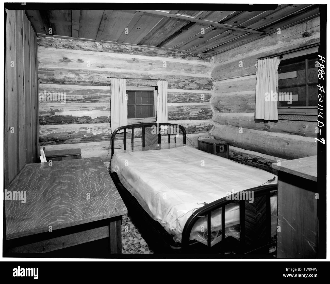Schlafzimmer mit Einzelbett - Lassen Volcanic National Park, Summit Lake Ranger Station, Mineral, Tehama County, CA Stockfoto