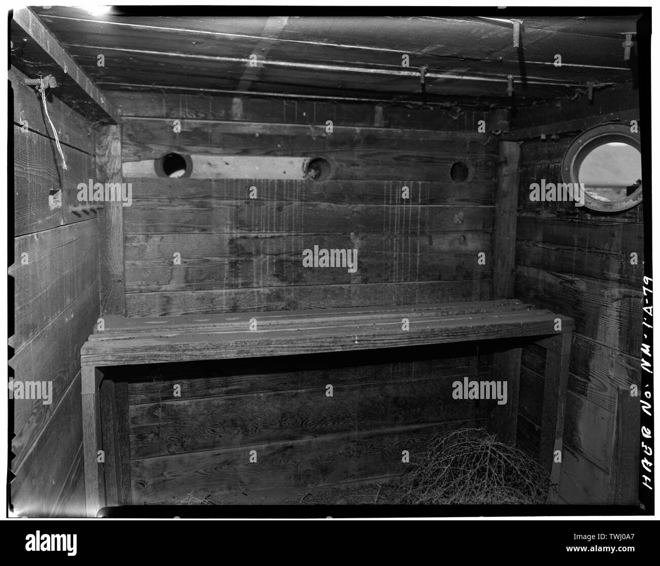 Website INSTRUMENTATION - Innenraum der Instrumentierung BUNKER AN 800 WEST, MIT HÖLZERNEN WERKBANK - White Sands Missile Range, Trinity Ort, Nähe von Routen 13 und 20, White Sands, Dona Ana County, NM Stockfoto