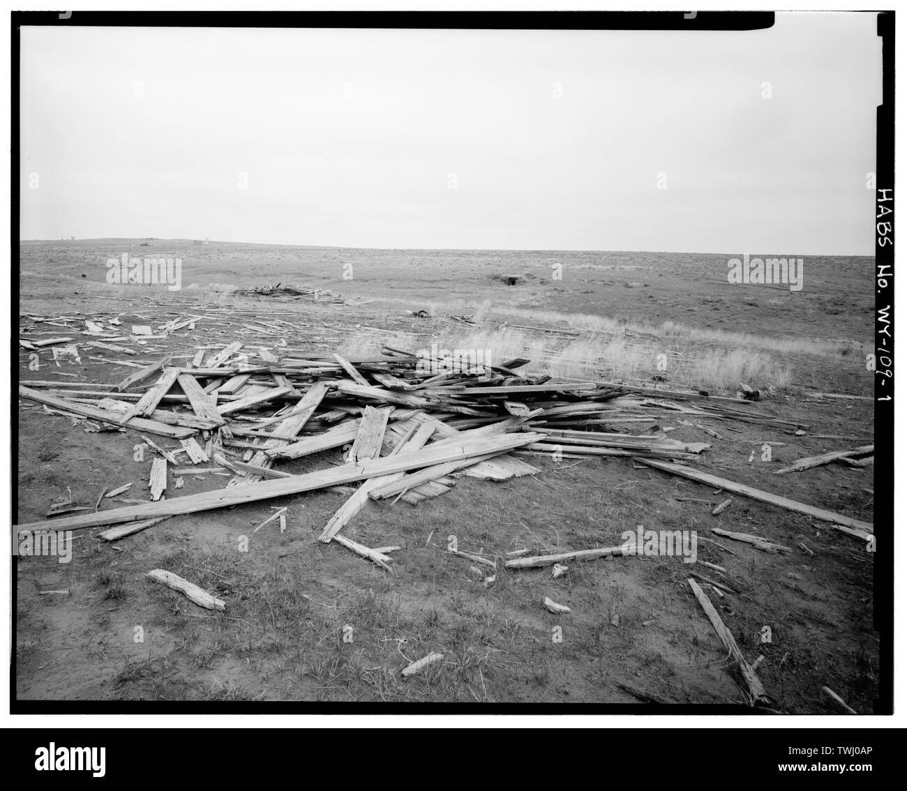 Website der Scheune mit Unterstand im Hintergrund, Blick nach Südwesten - Rock gut Homestead, 15 km südöstlich von Wright, Wright, Campbell County, WY, Corona, Julia, Sender Stockfoto