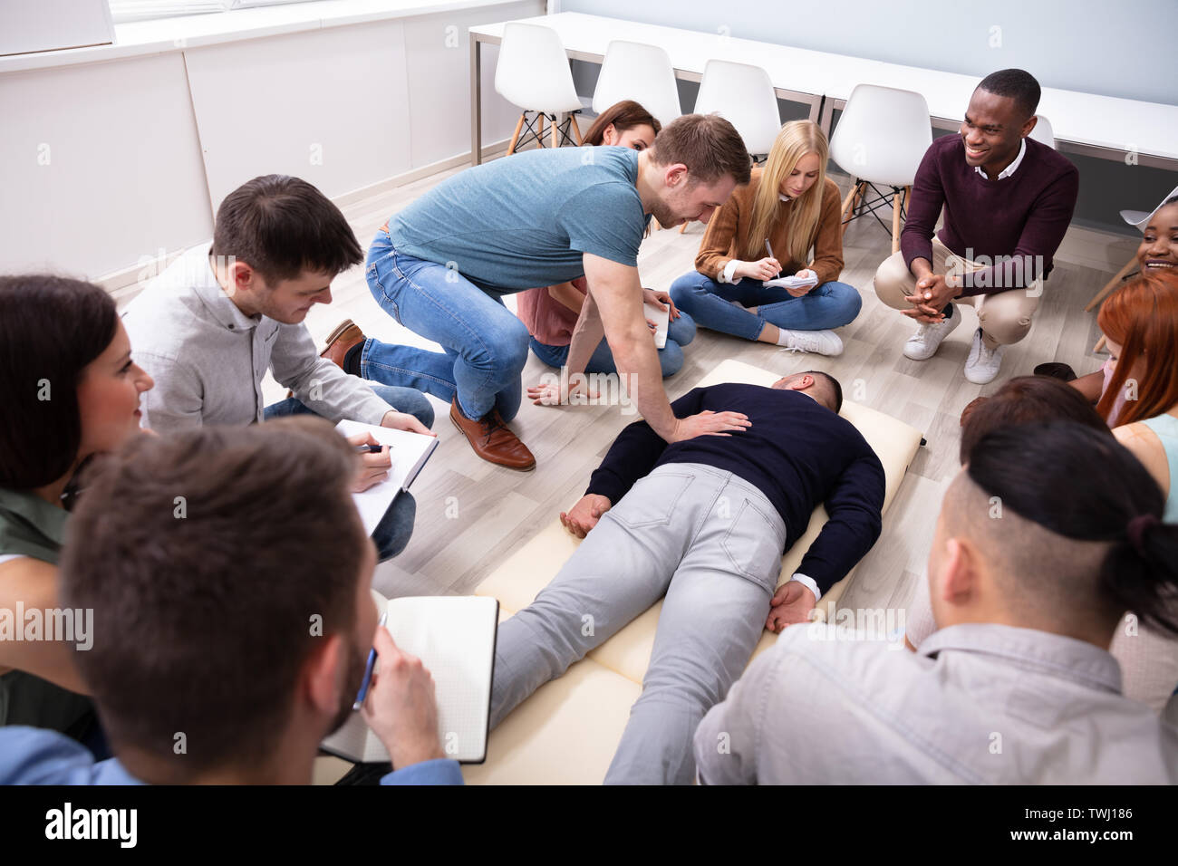 Männliche Spezialist Durchführung Massage auf Mann während der Ausbildung Stockfoto