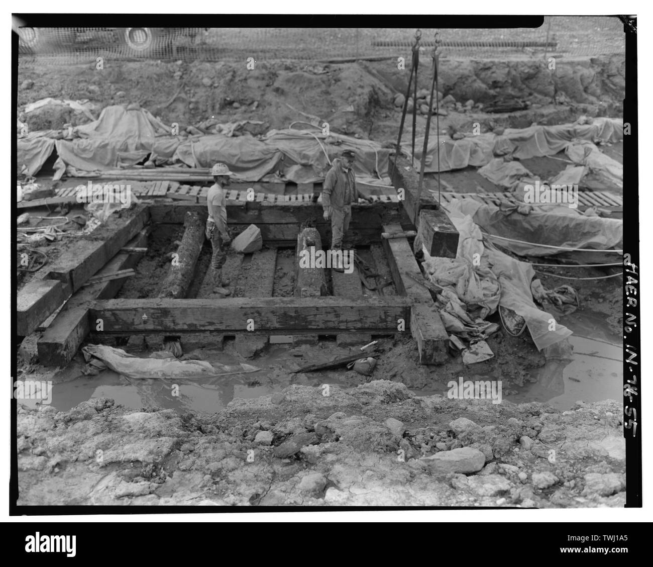 Gleiche Ansicht. In der gleichen Krippe wird angehoben und eingelagert. Diese gekleidet Hölzer wurden Rough Cut mit einem adz und dann Jack gehobelt zu Glätte. Die Teile passen zusammen mit bemerkenswerter Präzision. Keine abdichten war erforderlich, um die Kinderbetten wasserdicht zu halten. Wie ein gespannter Schiff, die Eiche schwoll zu einem perfekten Sitz. - Wabash und Erie Canal, Nr. 2, 8 Meilen östlich von Fort Wayne, neben US-Route 24, New Haven, Allen County, IN Stockfoto