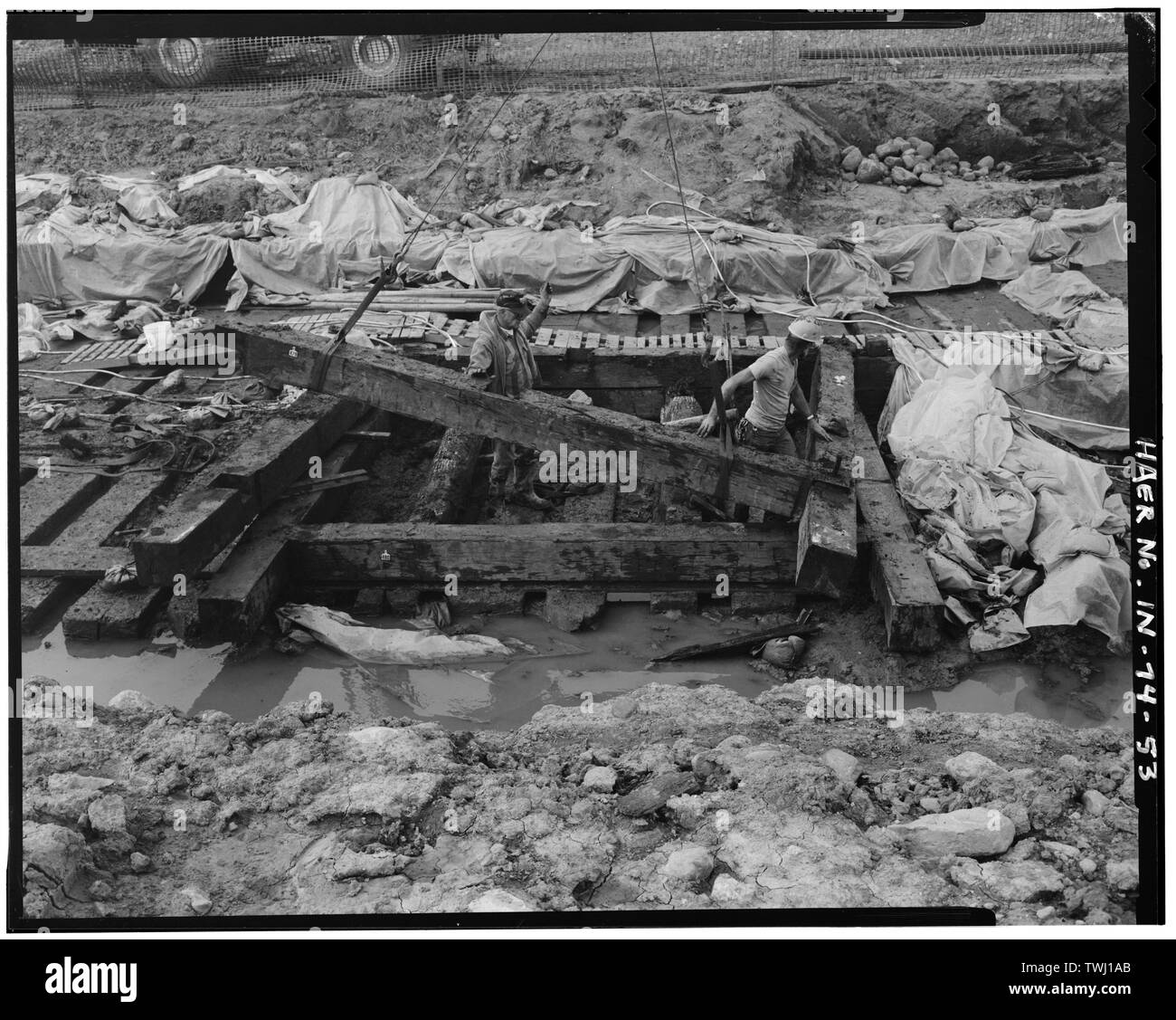 Gleiche Ansicht. Ein leichtes Anheben und einen Quick Drop wurde eingesetzt, um das gestaute mortised Mitglied zu entfernen. - Wabash und Erie Canal, Nr. 2, 8 Meilen östlich von Fort Wayne, neben US-Route 24, New Haven, Allen County, IN Stockfoto