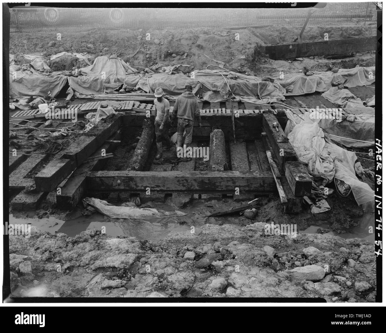 Gleiche Ansicht. Die Krippe Rückwand Mitglied, befreit von der Wand, geflogen ist (oben rechts) auf den Tieflader. - Wabash und Erie Canal, Nr. 2, 8 Meilen östlich von Fort Wayne, neben US-Route 24, New Haven, Allen County, IN Stockfoto