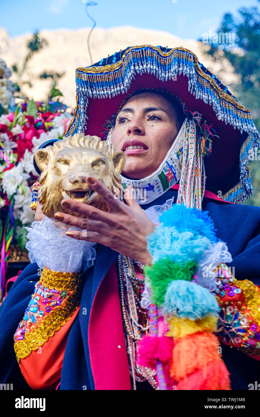 Choqueklka Festival Prozession. Frau mit Señor de Choqueklka Bild, Peruanischen Heiligen Tal der Inkas Stadt Ollantaytambo, Peru. Stockfoto