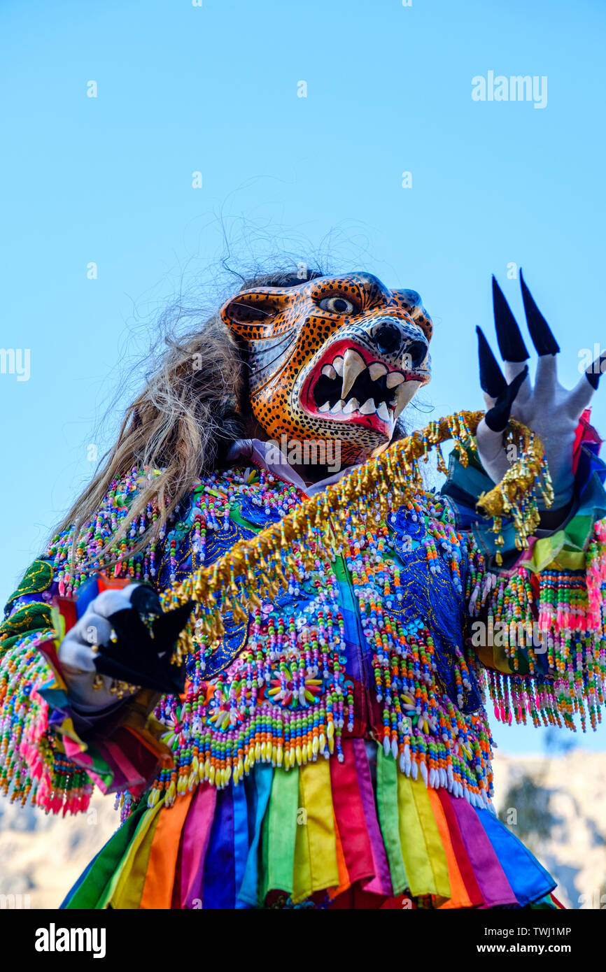 Peruanische Religion, Choqueklka Festival. Señor de Choqueklka Prozession saqra oder Dämon, Peruanischen Heiligen Tal der Inkas Stadt Ollantaytambo, Peru Stockfoto