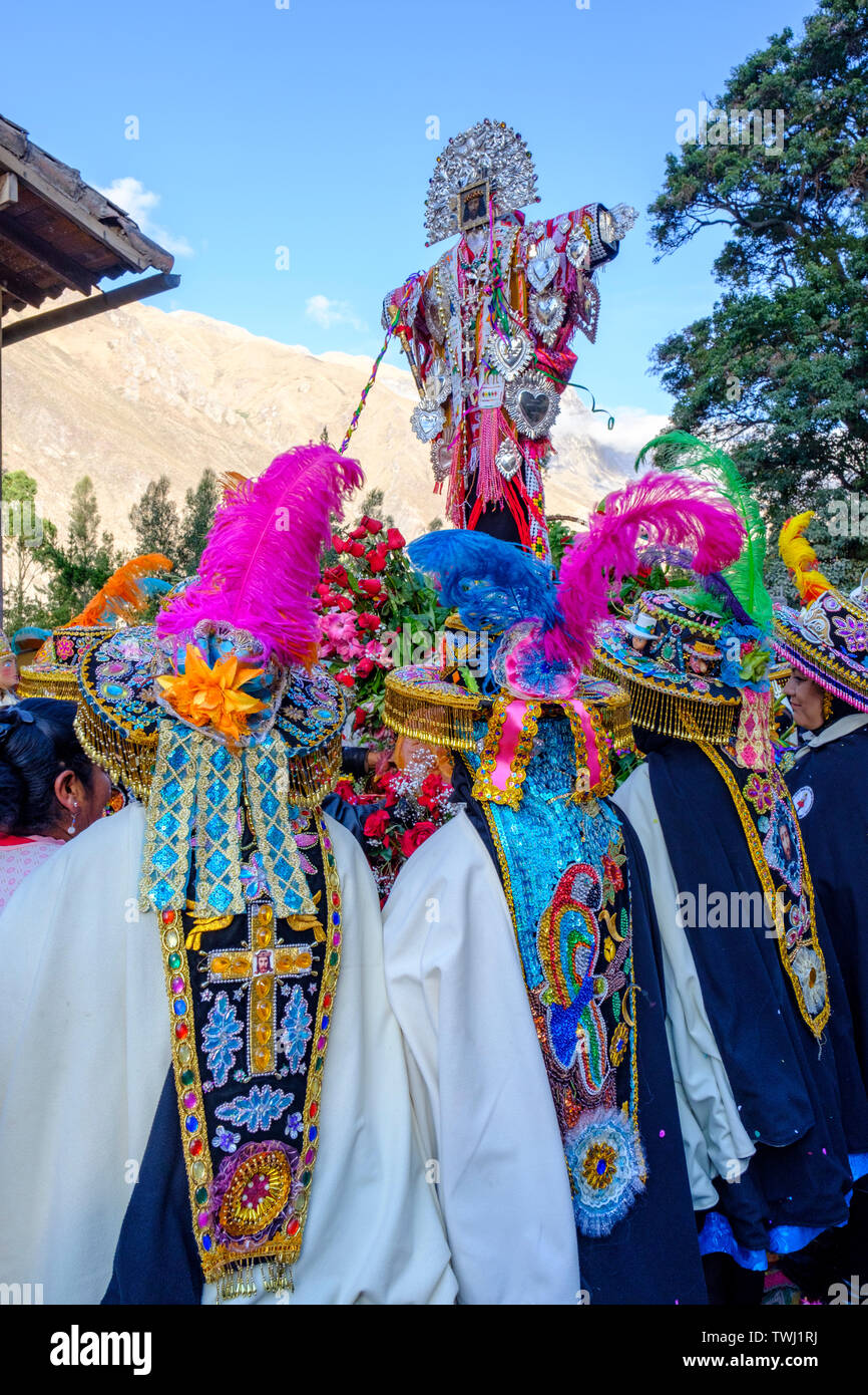 Choquekillka Festival Prozession. Frauen, die Señor de Choquekillka Bild in den peruanischen Heiligen Tal der Inka Stadt Cuzco, Peru. Stockfoto