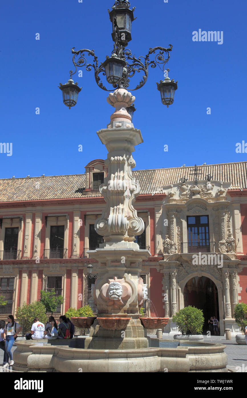 Spanien, Andalusien, Sevilla, Plaza Virgen de los Reyes, Fuente Farola, Stockfoto
