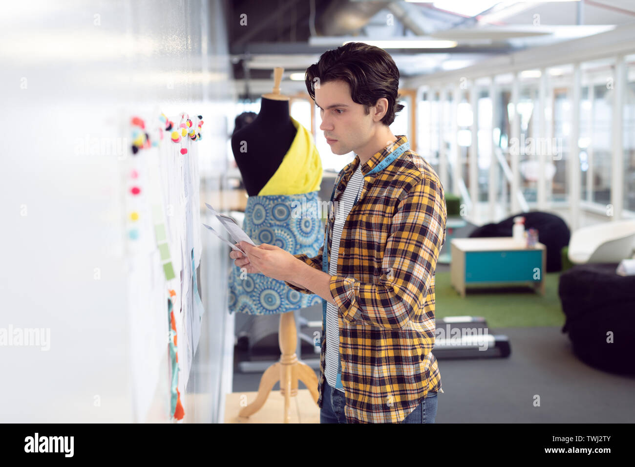 Männliche Fashion Designer bei der Skizze in Büro suchen Stockfoto