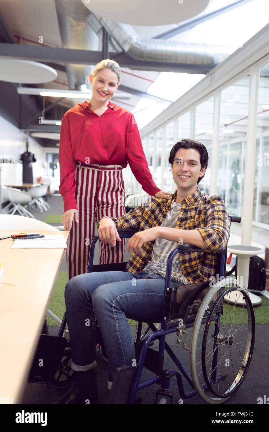 Männliche und weibliche Mode Designer suchen an Kamera Stockfoto