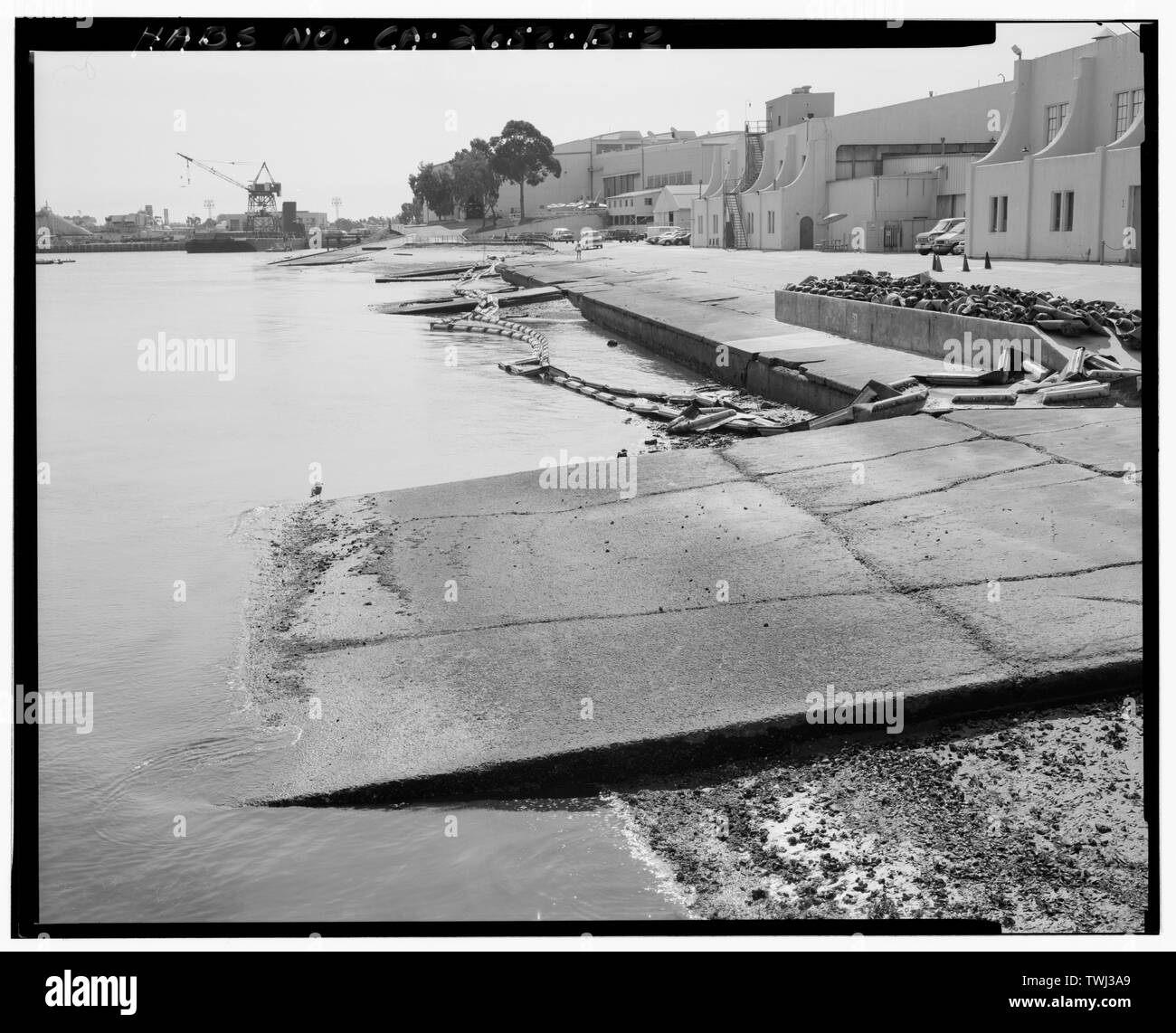 Wasserflugzeug rampenbereich Blick nach Süden. Wasserflugzeug Rampe 3 befindet sich in extremen Vordergrund. Gebäude 1 auf der rechten Seite, mit Gebäude 2 Darüber hinaus. - Naval Air Station North Island, Wasserflugzeug Rampen Nr. 2, 3 und 4, North Island, San Diego, San Diego County, CA Stockfoto