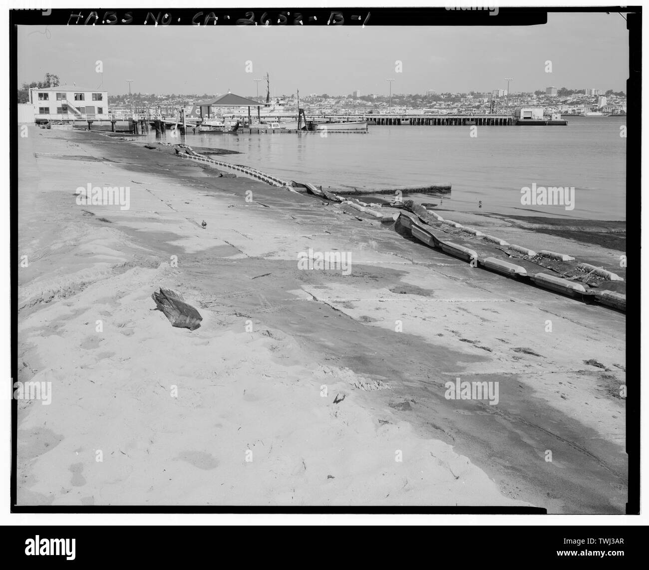 Wasserflugzeug rampenbereich Blick nach Norden. Wasserflugzeug Rampe 2 an im Vordergrund. Gebäude 1 auf der extremen Linken. Bootshaus und kleinen Boot im Abstand sichtbar. - Naval Air Station North Island, Wasserflugzeug Rampen Nr. 2, 3 und 4, North Island, San Diego, San Diego County, CA Stockfoto