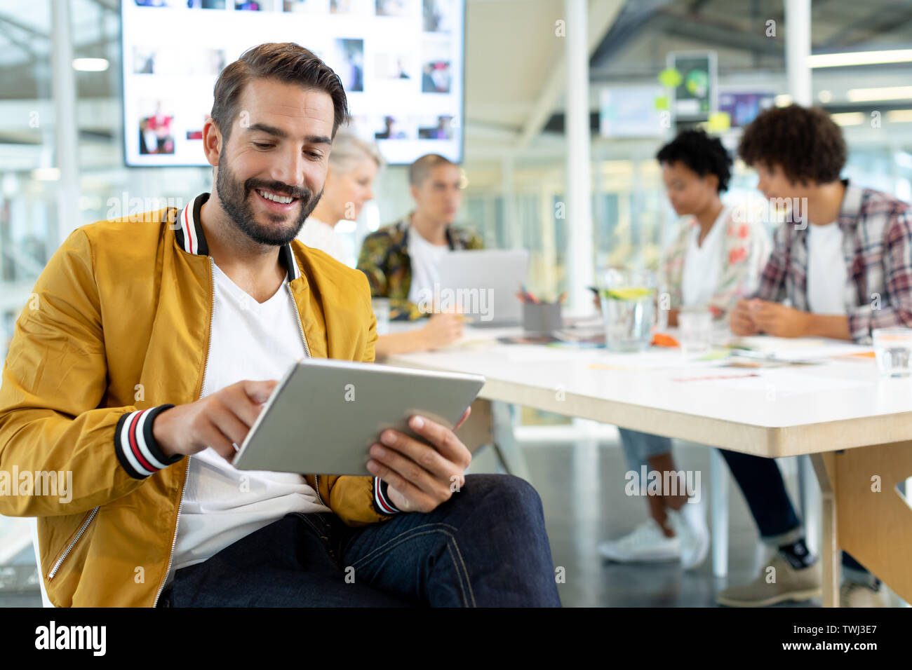 Männliche Modedesigner mit digitalen Tablet im Konferenzraum Stockfoto