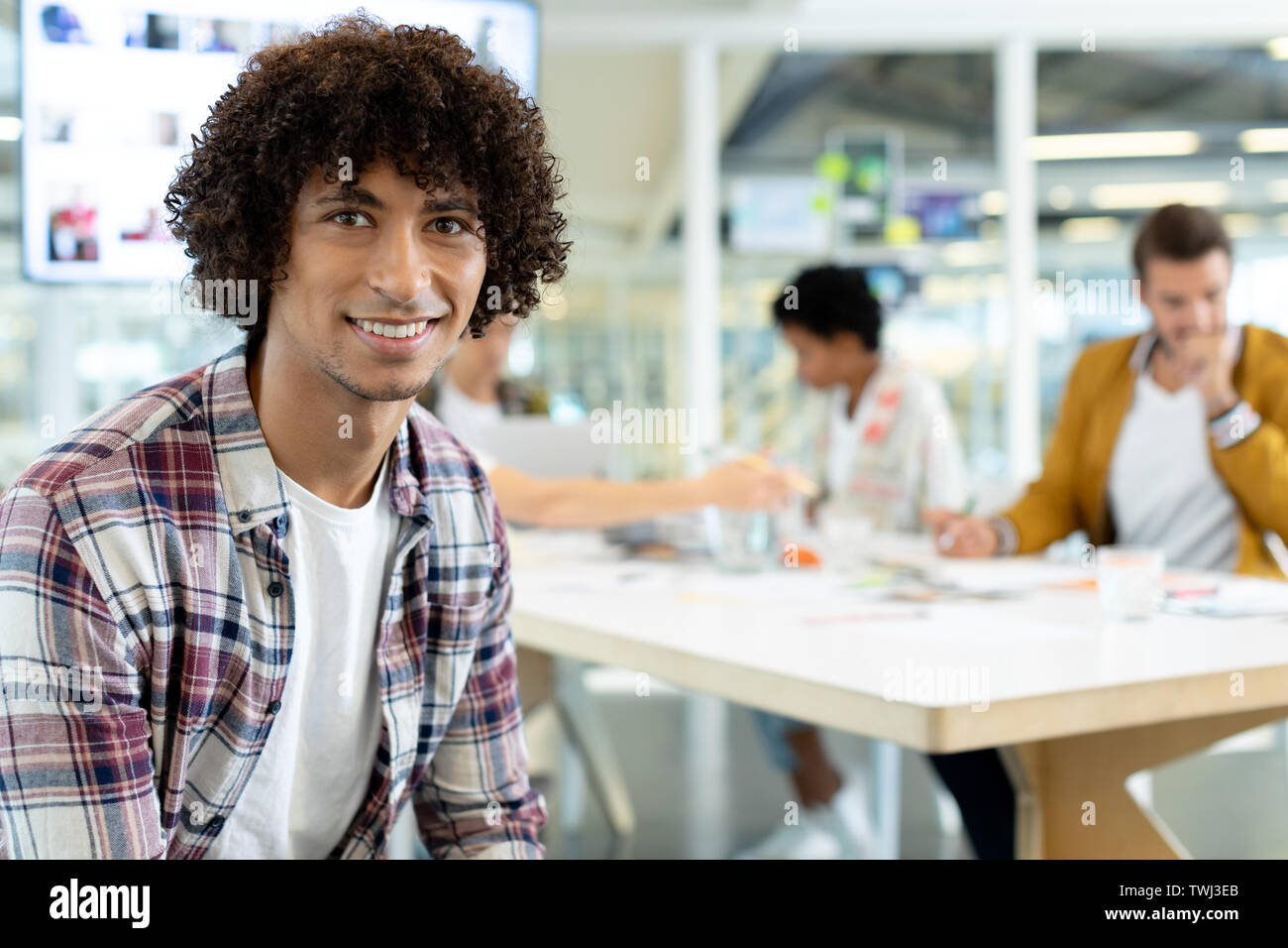 Männliche Modedesigner mit digitalen Tablet im Konferenzraum im Büro Stockfoto