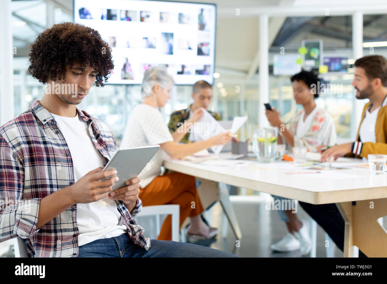 Männliche Modedesigner mit digitalen Tablet im Konferenzraum Stockfoto