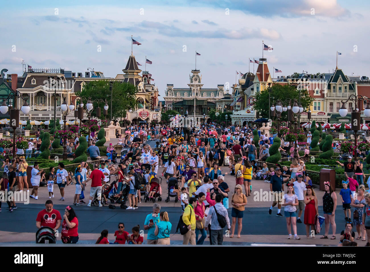 Orlando, Florida. 10. Mai 2019. Panoramablick auf die Hauptstraße vom Aschenputtel Schloss in Magic Kingdom in Walt Disney World. Stockfoto
