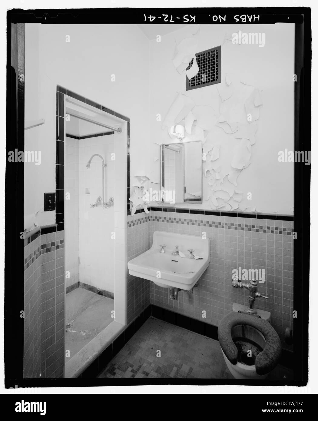 Zweite Etage, Badezimmer nördlich von Schlafzimmer-2, Blickrichtung Nordost - Wichita Feuerwehr Motor Haus Nr. 9, 4700 East Kellog Straße (Landstraße 54), Wichita, Sedgwick County, KS; Wendel, P M; Overend, Harrison, George; Boucher, Cecil Francis; Hartwell, Godfrey; Dondlinger und Söhne; Moore-Robertson Sanitär und Heizung Firma; Butters Elektro- und Kältetechnik Unternehmen; Jackson, Christiana, Sender, Wolford, Ric, Fotograf; Weiß, Sheryll L, Historiker Stockfoto