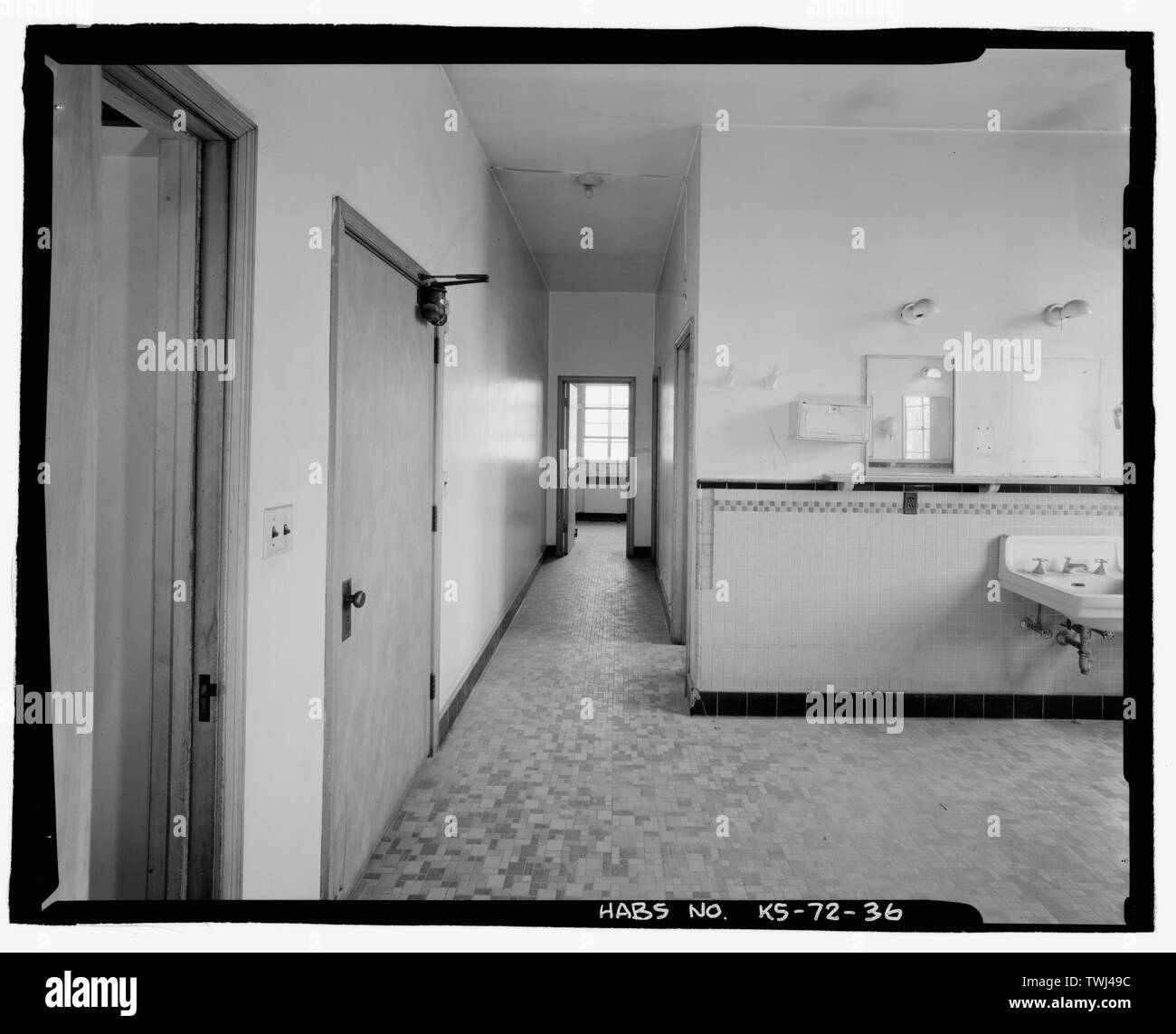 Zweiter Stock, Ostseite, Waschraum, Blickrichtung Nordost - Wichita Feuerwehr Motor Haus Nr. 9, 4700 East Kellog Straße (Landstraße 54), Wichita, Sedgwick County, KS; Wendel, P M; Overend, Harrison, George; Boucher, Cecil Francis; Hartwell, Godfrey; Dondlinger und Söhne; Moore-Robertson Sanitär und Heizung Firma; Butters Elektro- und Kältetechnik Unternehmen; Jackson, Christiana, Sender, Wolford, Ric, Fotograf; Weiß, Sheryll L, Historiker Stockfoto
