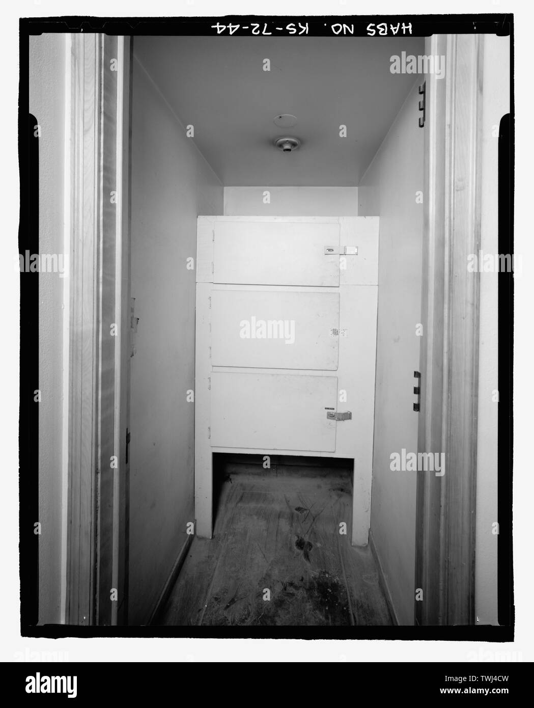 Zweite Etage, Landung, Treppe Halle Schrank - Wichita Feuerwehr Motor Haus Nr. 9, 4700 East Kellog Straße (Landstraße 54), Wichita, Sedgwick County, KS; Wendel, P M; Overend, Harrison, George; Boucher, Cecil Francis; Hartwell, Godfrey; Dondlinger und Söhne; Moore-Robertson Sanitär und Heizung Firma; Butters Elektro- und Kältetechnik Unternehmen; Jackson, Christiana, Sender, Wolford, Ric, Fotograf; Weiß, Sheryll L, Historiker Stockfoto