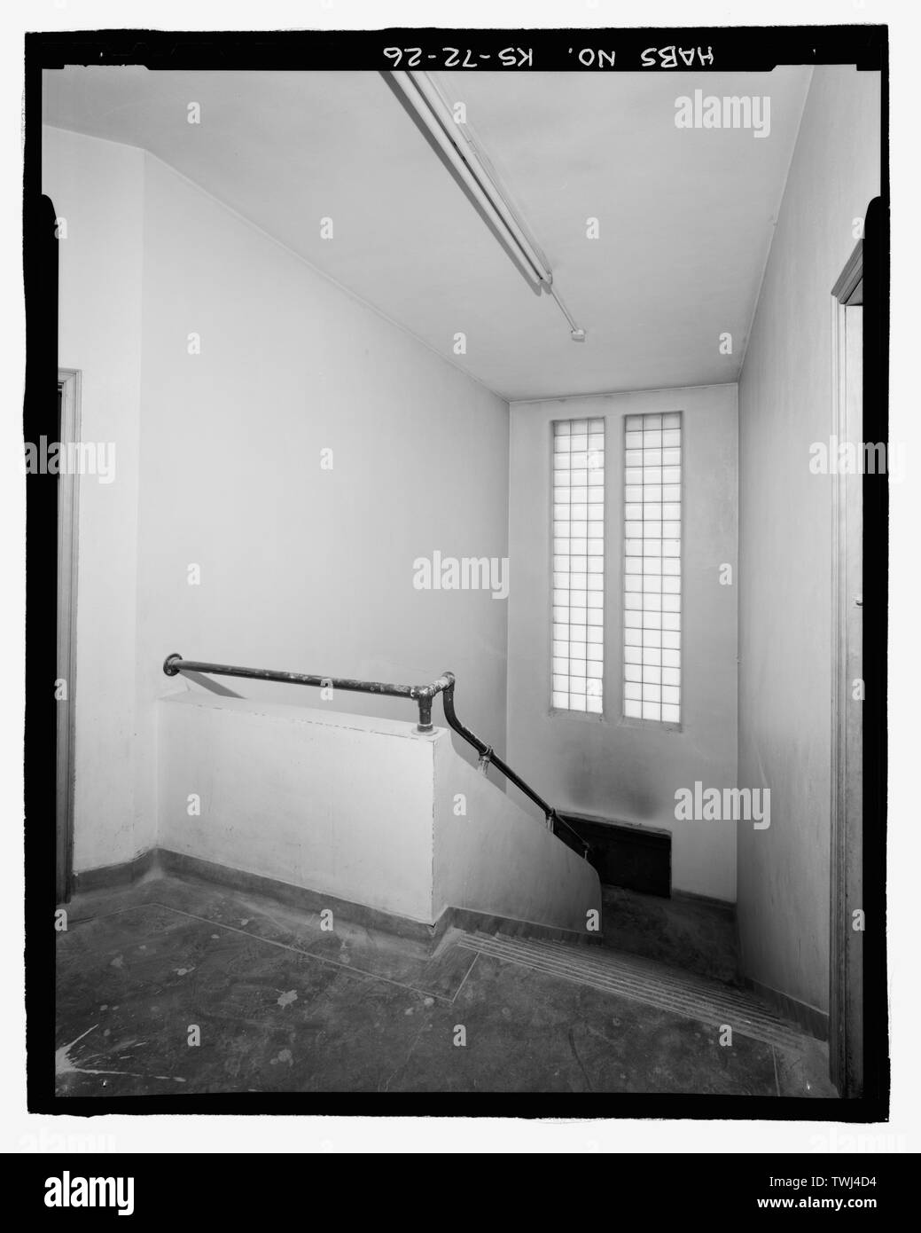 Zweite Etage, Landung, Treppe Hall, Blick nach Westen - Wichita Feuerwehr Motor Haus Nr. 9, 4700 East Kellog Straße (Landstraße 54), Wichita, Sedgwick County, KS; Wendel, P M; Overend, Harrison, George; Boucher, Cecil Francis; Hartwell, Godfrey; Dondlinger und Söhne; Moore-Robertson Sanitär und Heizung Firma; Butters Elektro- und Kältetechnik Unternehmen; Jackson, Christiana, Sender, Wolford, Ric, Fotograf; Weiß, Sheryll L, Historiker Stockfoto