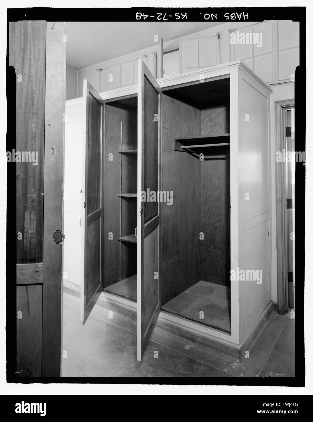 Zweite Etage, mittleren Raum, Umkleide Ostseite, Blick nach Norden Schrank detail. - Wichita Feuerwehr Motor Haus Nr. 9, 4700 East Kellog Straße (Landstraße 54), Wichita, Sedgwick County, KS; Wendel, P M; Overend, Harrison, George; Boucher, Cecil Francis; Hartwell, Godfrey; Dondlinger und Söhne; Moore-Robertson Sanitär und Heizung Firma; Butters Elektro- und Kältetechnik Unternehmen; Jackson, Christiana, Sender, Wolford, Ric, Fotograf; Weiß, Sheryll L, Historiker Stockfoto