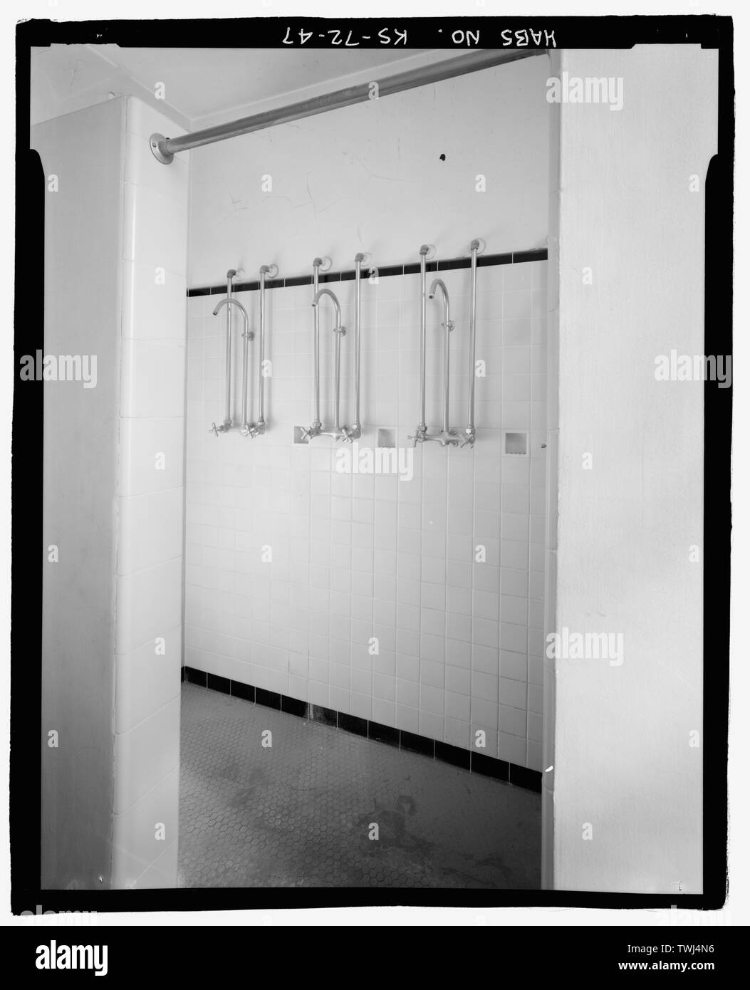 Zweite Etage, Gasse Dusche. nach Norden, Detail - Wichita Feuerwehr Motor Haus Nr. 9, 4700 East Kellog Straße (Landstraße 54), Wichita, Sedgwick County, KS; Wendel, P M; Overend, Harrison, George; Boucher, Cecil Francis; Hartwell, Godfrey; Dondlinger und Söhne; Moore-Robertson Sanitär und Heizung Firma; Butters Elektro- und Kältetechnik Unternehmen; Jackson, Christiana, Sender, Wolford, Ric, Fotograf; Weiß, Sheryll L, Historiker Stockfoto