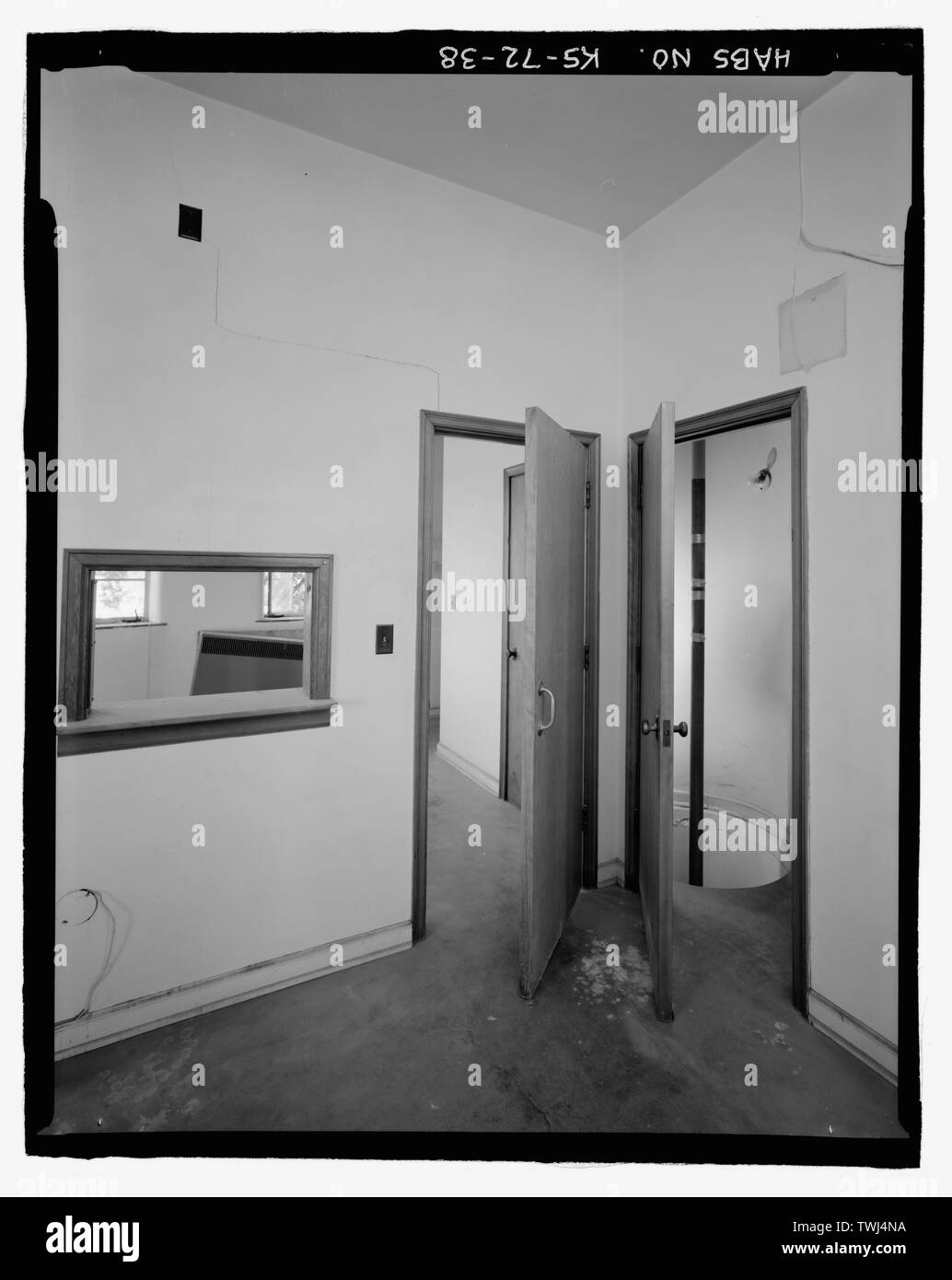 Etage, Südseite, 1 Schlafzimmer-1, Northwest suchen - Wichita Feuerwehr Motor Haus Nr. 9, 4700 East Kellog Straße (Landstraße 54), Wichita, Sedgwick County, KS; Wendel, P M; Overend, Harrison, George; Boucher, Cecil Francis; Hartwell, Godfrey; Dondlinger und Söhne; Moore-Robertson Sanitär und Heizung Firma; Butters Elektro- und Kältetechnik Unternehmen; Jackson, Christiana, Sender, Wolford, Ric, Fotograf; Weiß, Sheryll L, Historiker Stockfoto