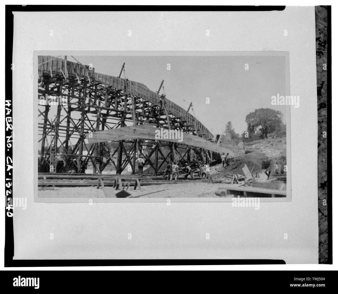 Zweites Stück der Schalung in Platz gehoben für Arch Rippe an der Widerlager, Blick nach Nordwesten. - Parks Bar Bridge, Spanning Yuba River am State Highway 20, Smartville, Yuba County, CA Stockfoto