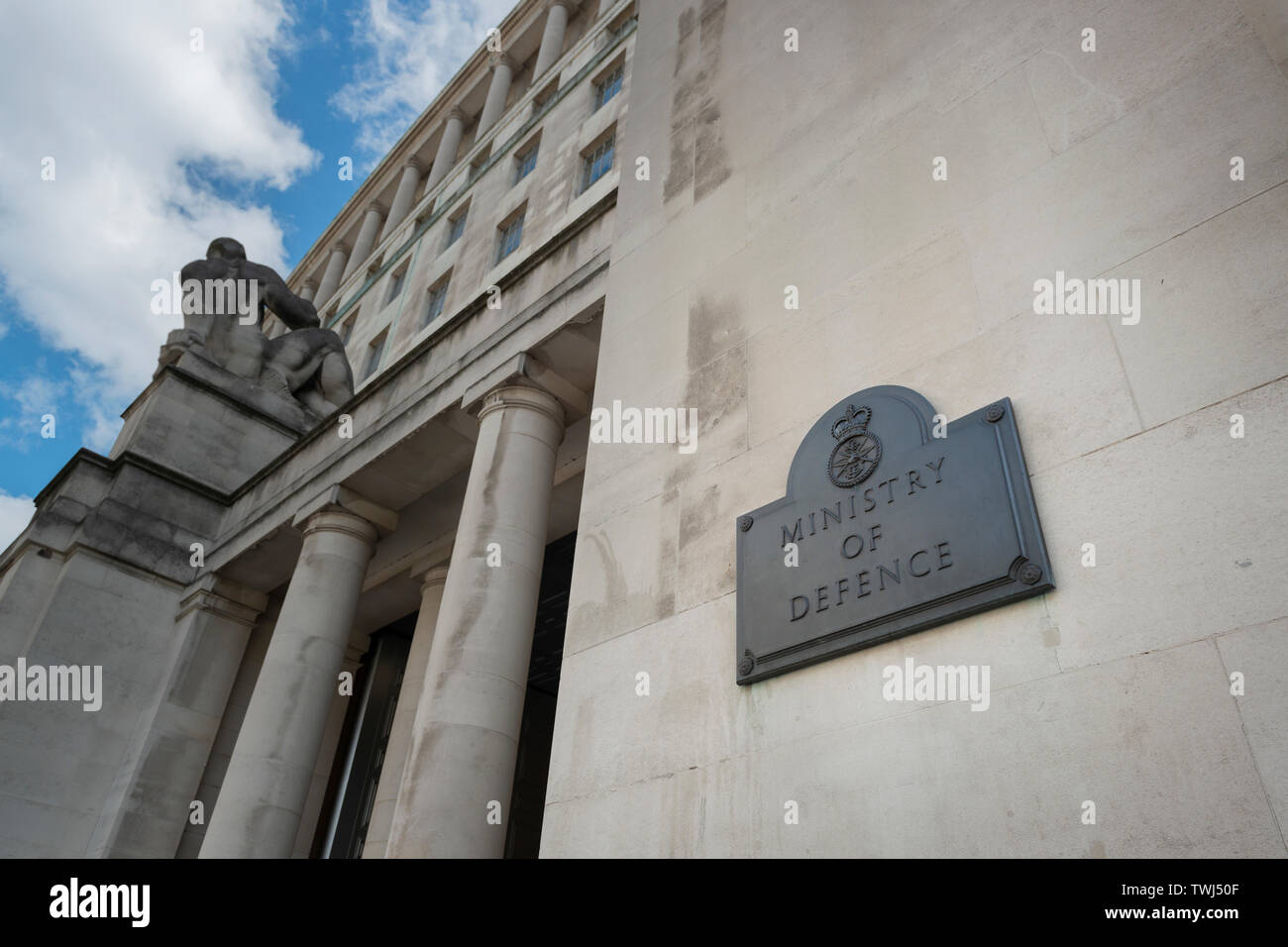 Beschilderung für das Bundesministerium der Verteidigung außerhalb des Büros der staatlichen Abteilung auf Whitehall in London, UK. Stockfoto