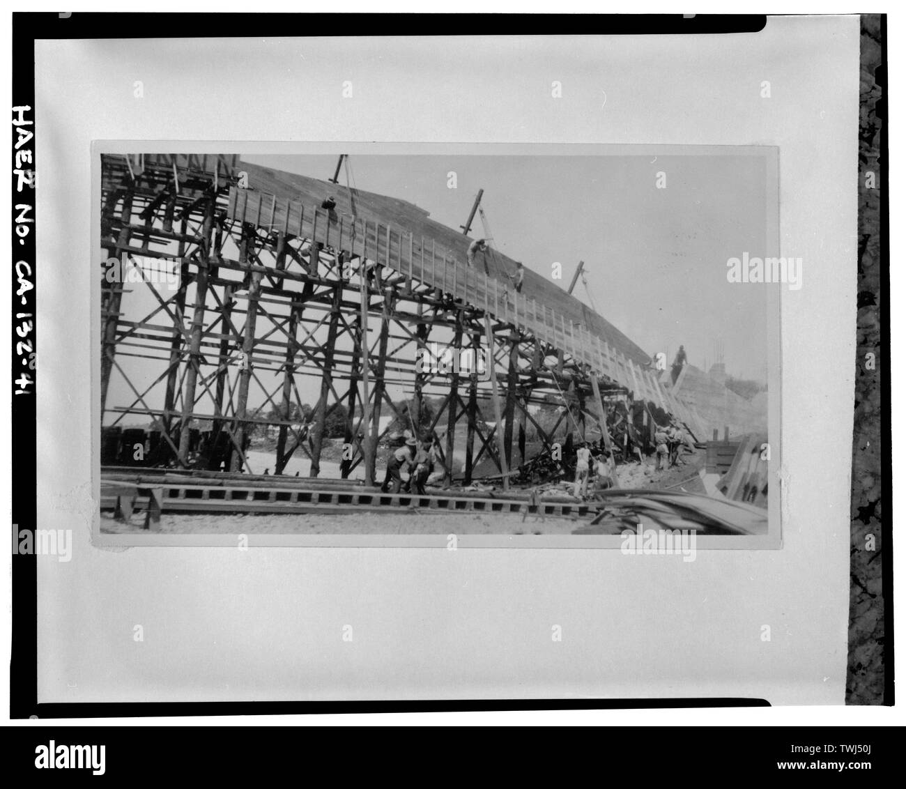 Zweites Stück der Schalung in Platz gehoben für Arch Rippe an der Widerlager, Blick nach Nordwesten. - Parks Bar Bridge, Spanning Yuba River am State Highway 20, Smartville, Yuba County, CA Stockfoto